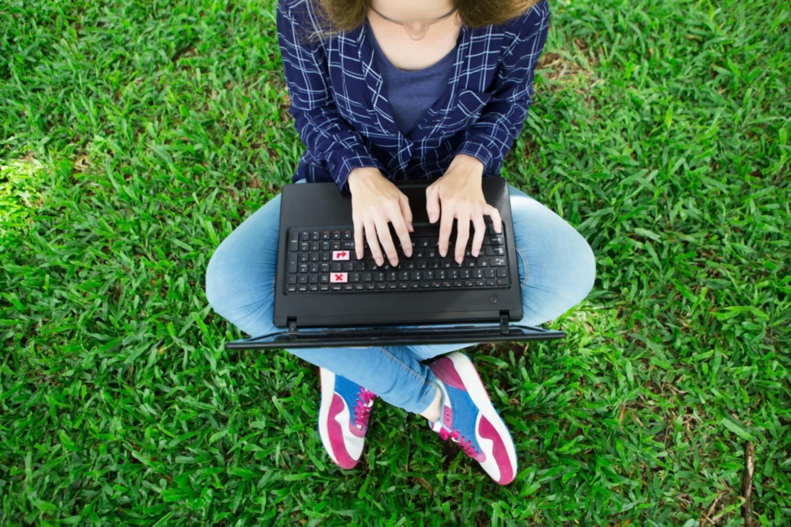 Finanzanalyse Arbeitsplatz mit Charts und Dokumenten