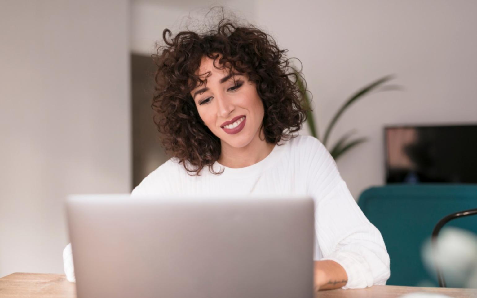 Finanzanalyst arbeitet mit Spreadsheets und Grafiken